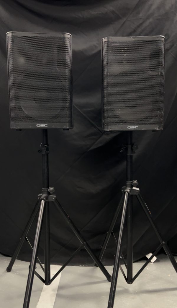 2x speakers on stands